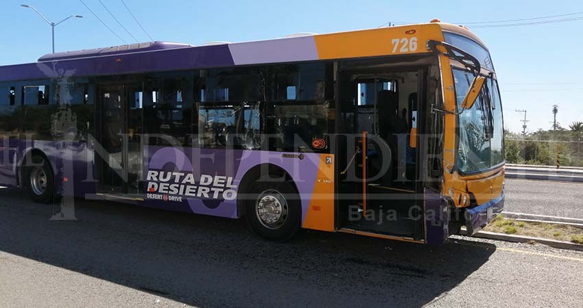 Encontronazo entre camioneta transportadora y camión de Ruta del Desierto en la Transpeninsular  