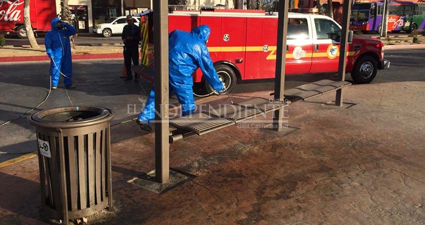 Bomberos sanitizan paraderos de transporte y puentes peatonales de CSL