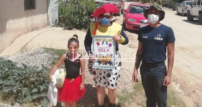 Casa por casa celebran bomberos el Día del Niño en CSL