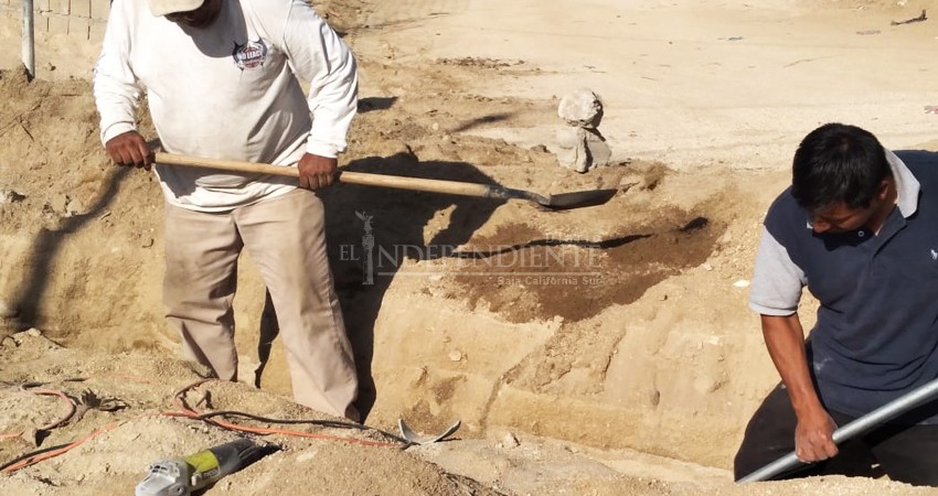 Por falta de respuesta, vecinos de El Zacatal reparan por ellos mismos la tubería de la red de drenaje 