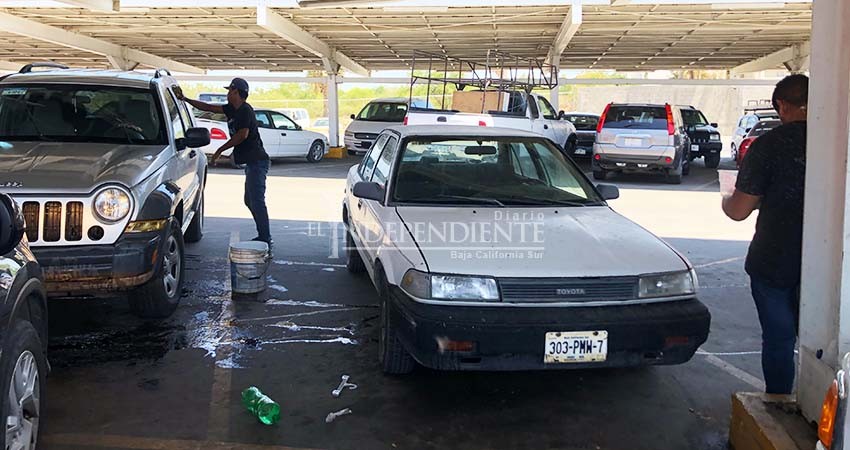 Continúan calles y estacionamientos con presencia de ambulantes 