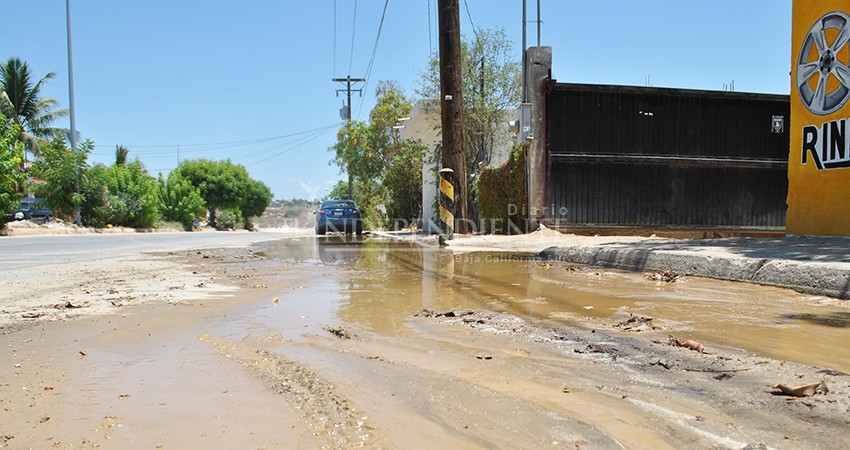 En medio de crisis por desabasto, fuga de agua lleva tres días sin reparación en El Zacatal