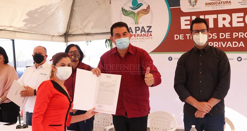 250 familias beneficiadas al recibir sus escrituras mediante el programa “Papelito Habla”