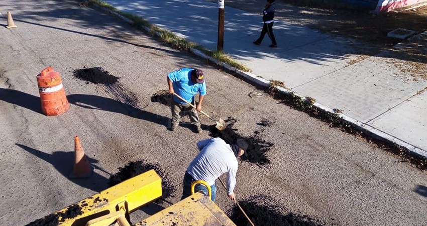 Continúa Servicios Públicos con el bacheo de vialidades