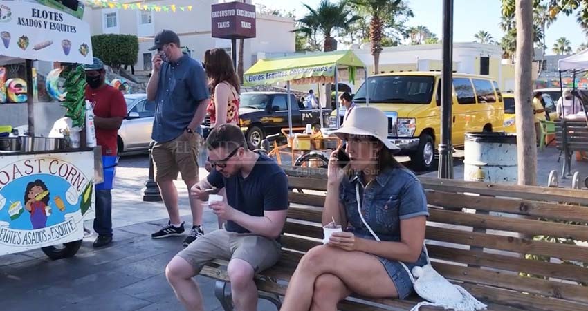 Turistas vacunados relajan medidas y dejan de usar cubrebocas en Los Cabos 