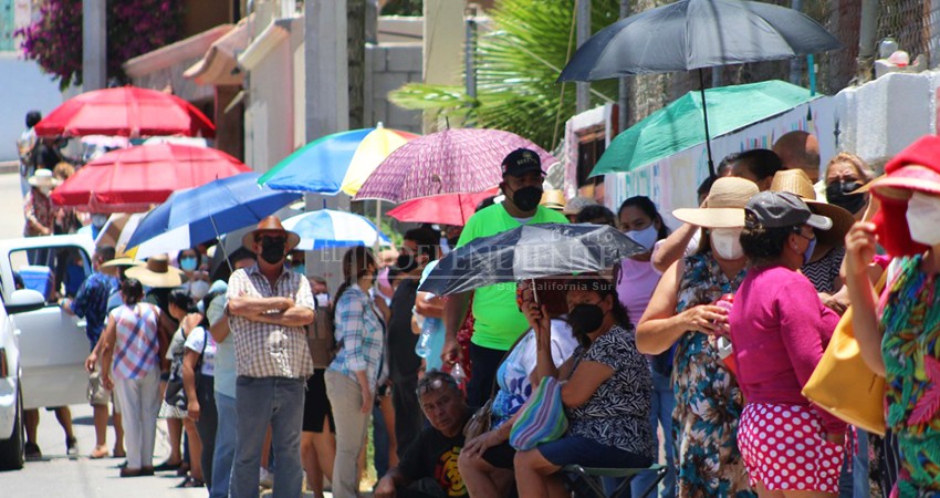 Desorden y molestia entre ciudadanos durante arranque de vacunación en Los Cabos  