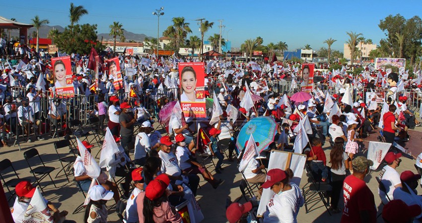 Entre abrazos y sin medidas sanitarias, Leggs realiza cierre de campaña 