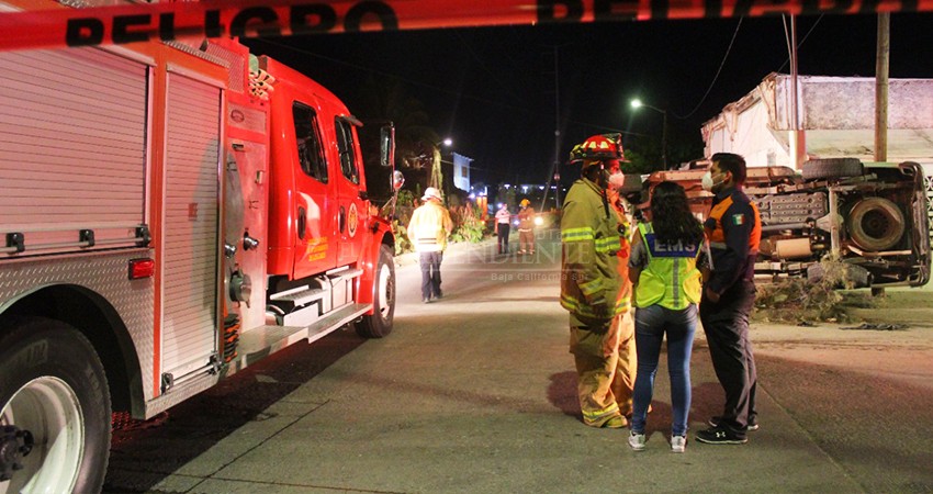 Familia queda atrapada en un accidente tipo volcadura en SJC 