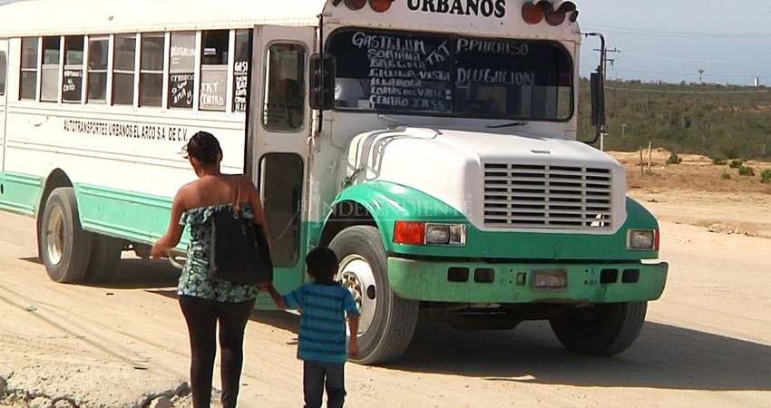 Sólo para en fotos se respetan las medidas sanitarias en el transporte público