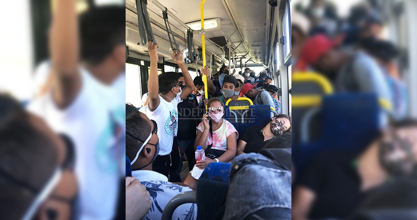 Sólo para en fotos se respetan las medidas sanitarias en el transporte público