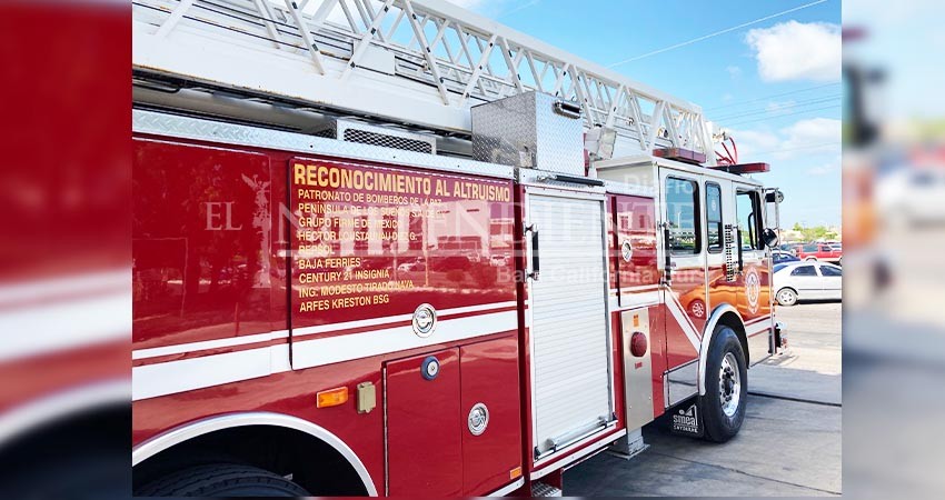 Reciben Bomberos de La Paz un camión tipo escala del Patronato