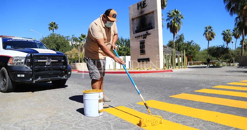 Pintan señalamientos viales en calles de CSL